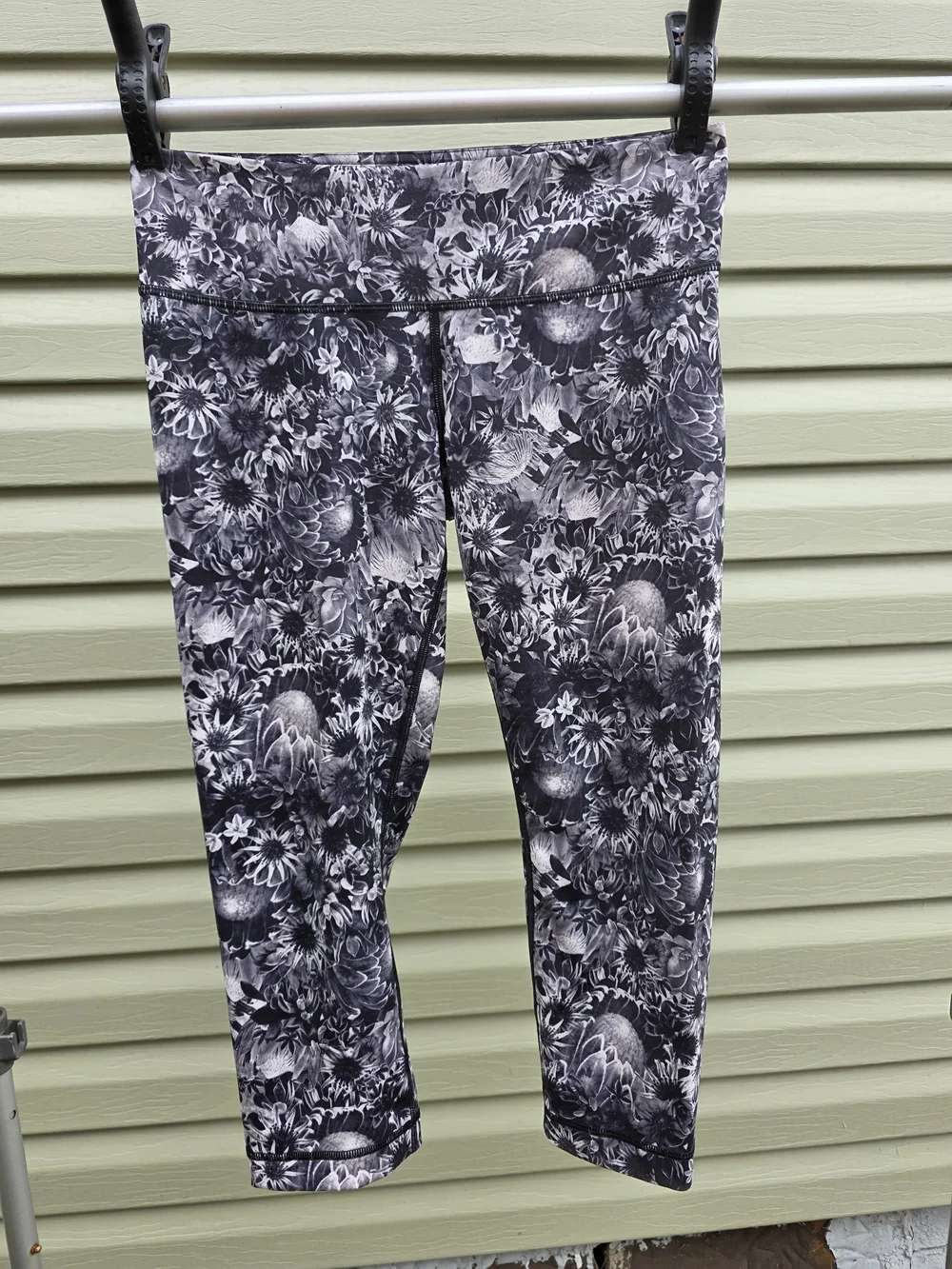 Size 8 Lululemon Floral Print Capri Leggings Athletic Legging